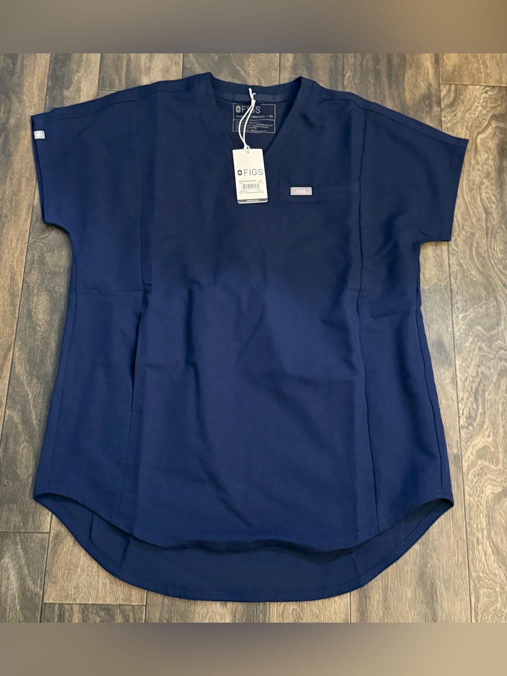 FIGS set women Navy FIGS Zamora joggers & FIGS Catarina scrub top - Picture 5 of 12